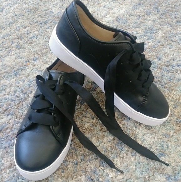 vionic black sneakers